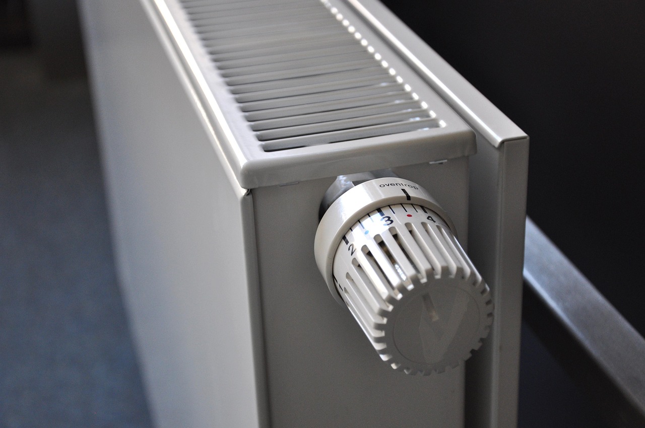 Interface van slimme thermostaat in moderne woonkamer.