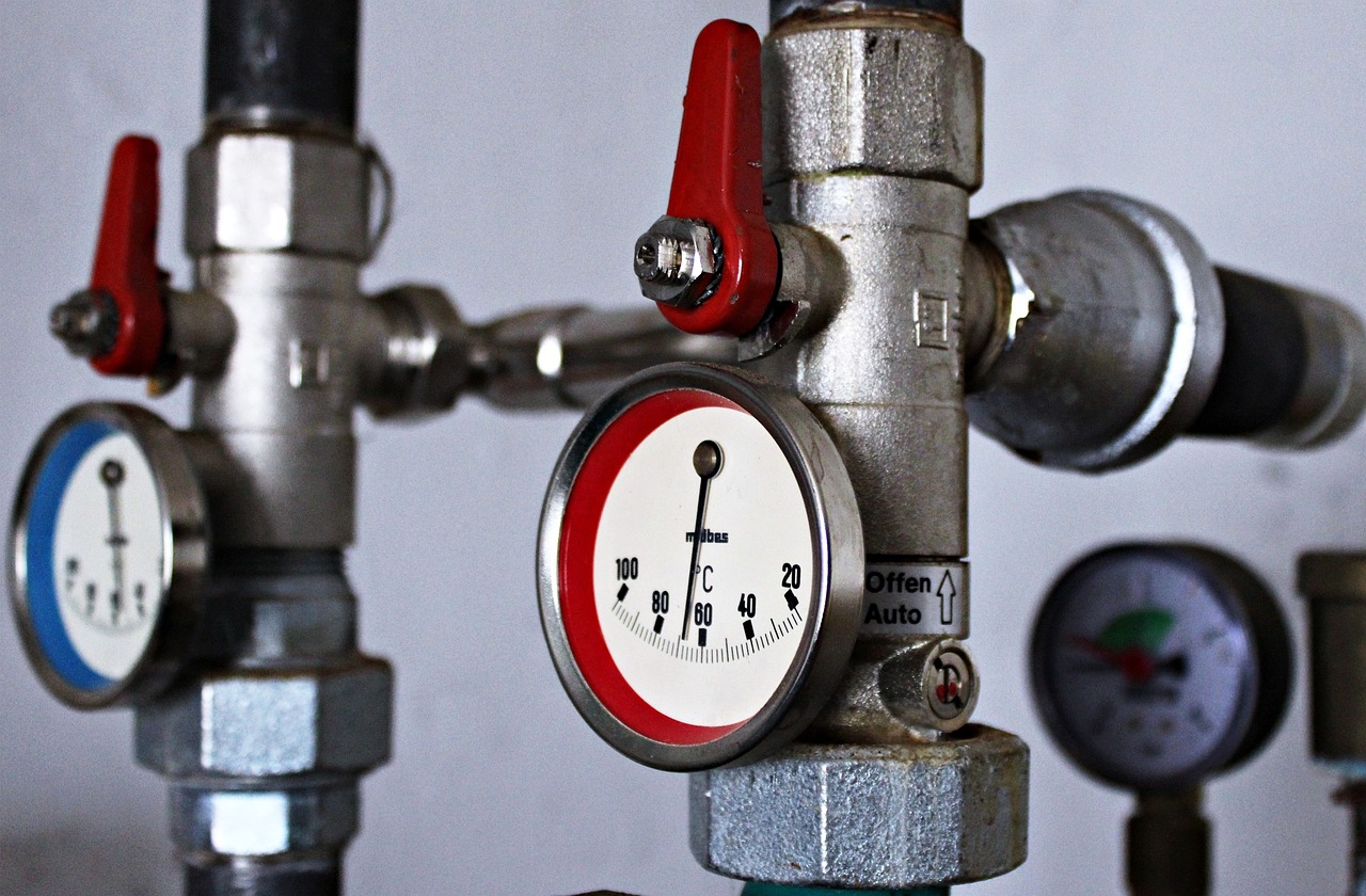 Gebruiker stelt slimme thermostaat in via smartphone.